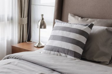 ahşap lamba ile modern yatak odası