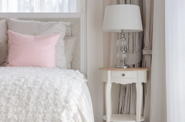 Pink pillow on white luxury bed in bedroom — Stock Photo, Image