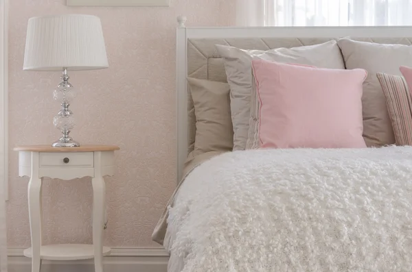 Roze kussen op witte luxe bed in de slaapkamer — Stockfoto