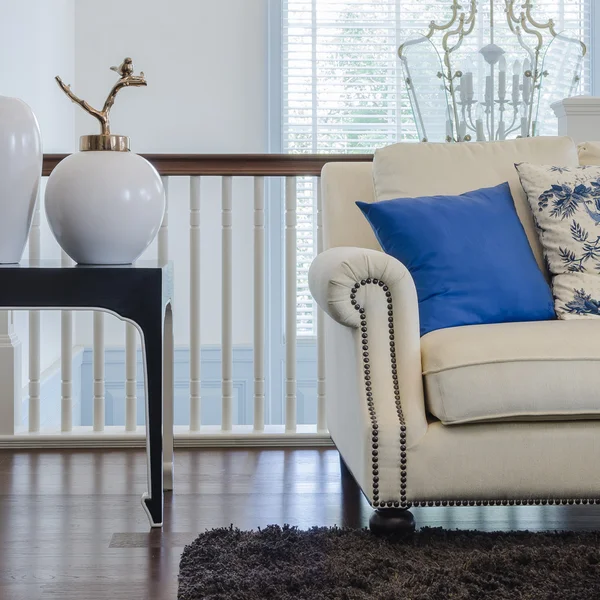 Luxury living room with blue pillows on sofa — Stock Photo, Image