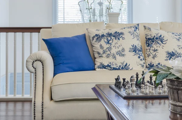 Πολυτελές σαλόνι με μπλε μαξιλάρια στον καναπέ στο σπίτι — Φωτογραφία Αρχείου