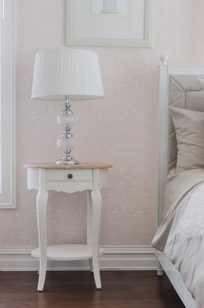 寝室の木製の白いテーブルの上の古典的な白いランプ — ストック写真