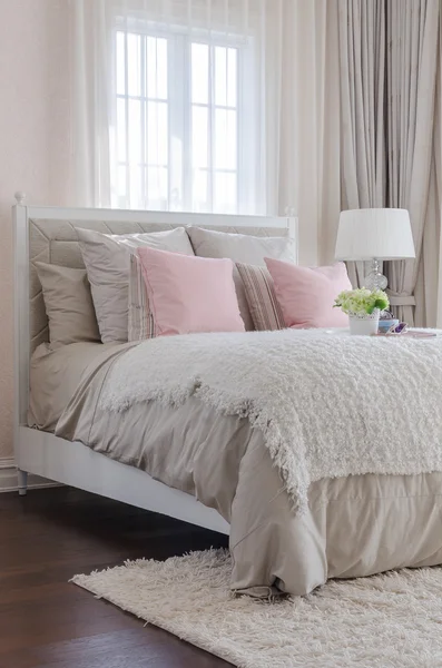 Dormitorio de lujo con almohadas rosadas en la cama —  Fotos de Stock