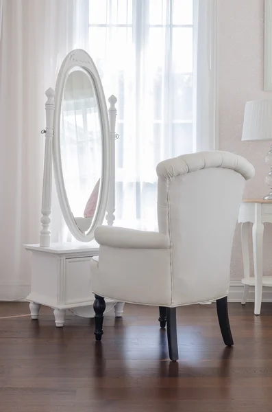 Fehér fésülködő asztal és szék, üveg miror — Stock Fotó