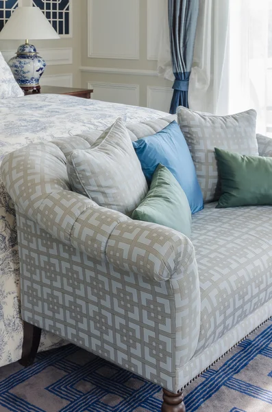 Синя і зелена подушка на дивані в розкішній спальні вдома — стокове фото
