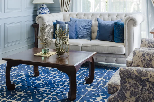 Salon de luxe avec canapé de luxe et table en bois — Photo