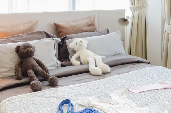 Ляльки в дитячій спальні — стокове фото
