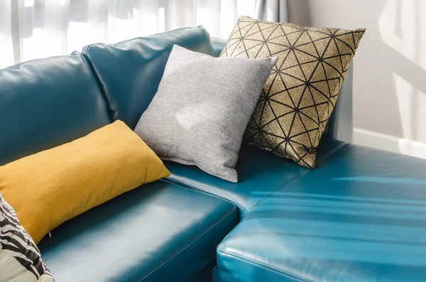 Современная гостиная с зеленым диваном и подушками — стоковое фото