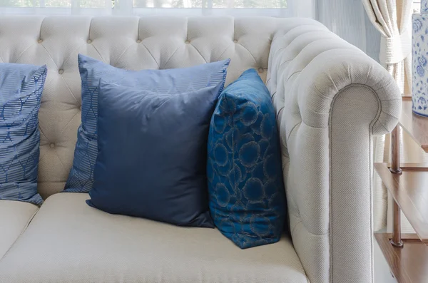 Niebieskie poduszki na białej kanapie w luksusowy salon — Zdjęcie stockowe