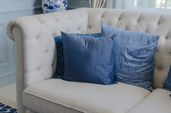 Modrá polštáře na bílé pohovce v obývacím pokoji luxusní doma — Stock fotografie