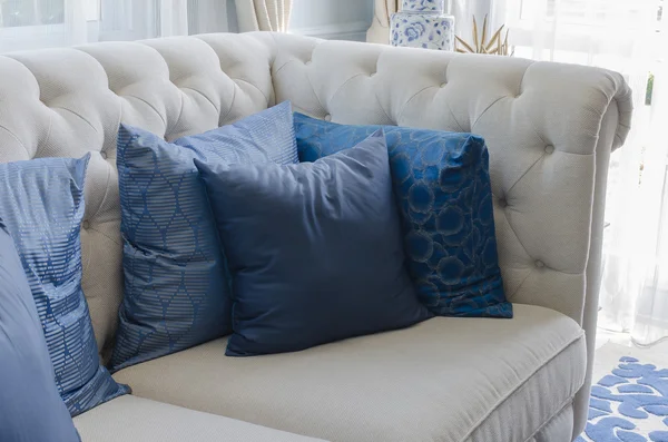 Almohadas azules en sofá blanco en la sala de estar de lujo — Foto de Stock