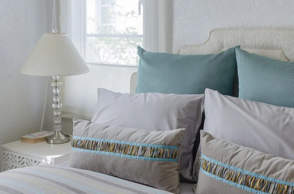 Dormitorio de lujo con almohadas verdes —  Fotos de Stock