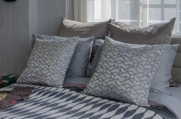 Dormitorio moderno con camisas en la cama en casa —  Fotos de Stock