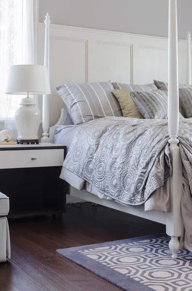 Pillows on king size bed in luxury bedroom — Stock Photo, Image