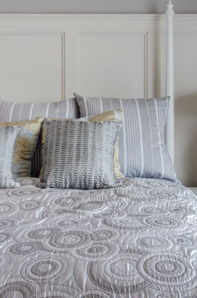 Роскошная двуспальная кровать с подушками — стоковое фото