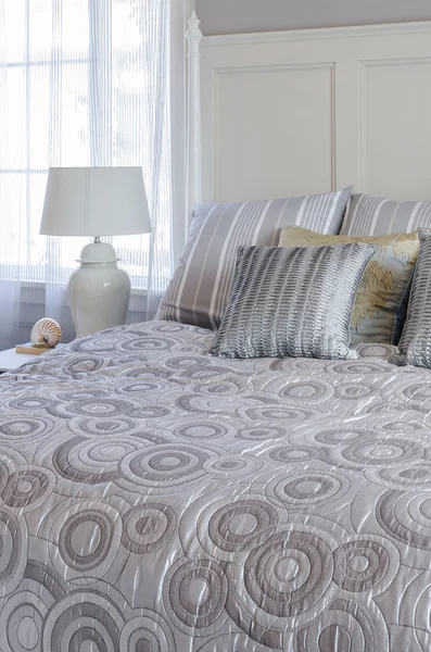 Luksusowym łóżkiem king size z białego światła w sypialni w domu — Zdjęcie stockowe