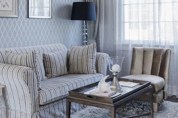 Sala de estar de lujo con sofá clásico y lámpara negra en casa —  Fotos de Stock