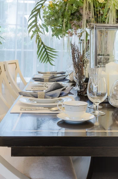 Salle à manger de luxe avec table sur table — Photo