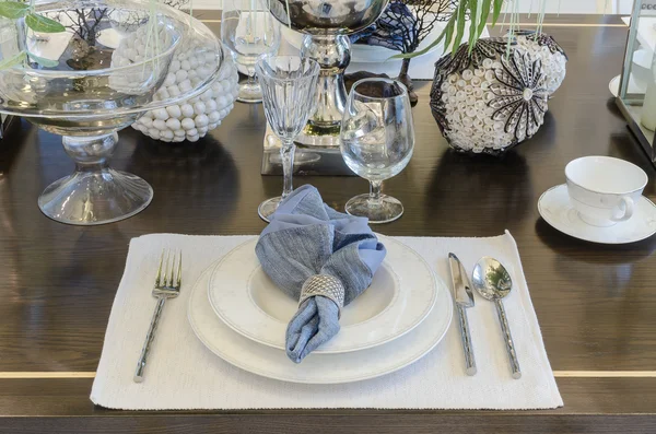 Comedor de lujo con mesa puesta en la mesa en casa —  Fotos de Stock