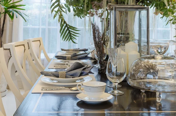 Comedor de lujo con mesa puesta en mesa de madera —  Fotos de Stock