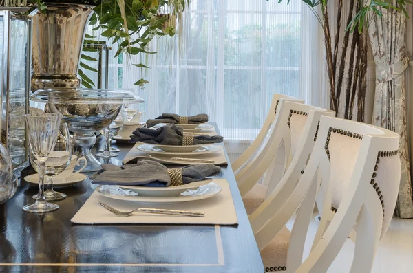 Jadalnia luksus z tabeli na drewnianym stole w domu — Zdjęcie stockowe