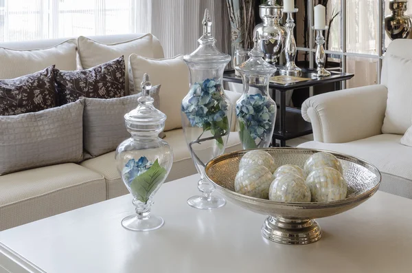 Luksus jordtone stue med grøn orlov i glas vase på - Stock-foto