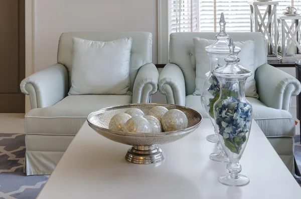 Grön ledighet i glasvas på bord i lyxigt vardagsrum — Stockfoto