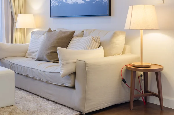 Sala de estar com sofá cor tom terra em casa — Fotografia de Stock