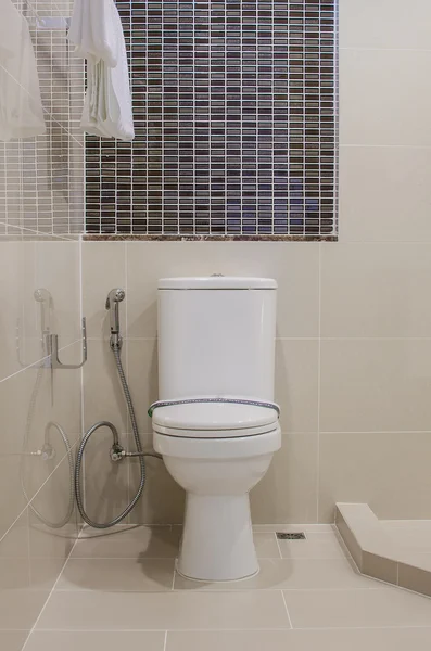 Klassische weiße Toilettenschüssel im Badezimmer — Stockfoto