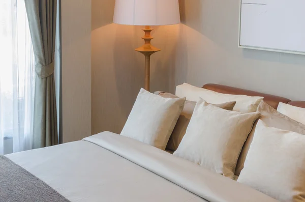 Slaapkamer met klassieke lamp — Stockfoto