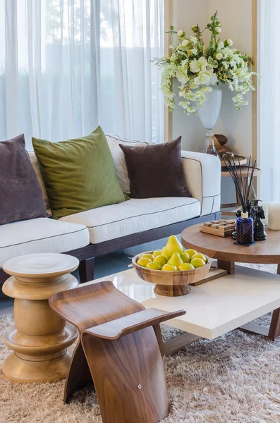 Ruang tamu dengan furnitur kayu dan bunga — Stok Foto