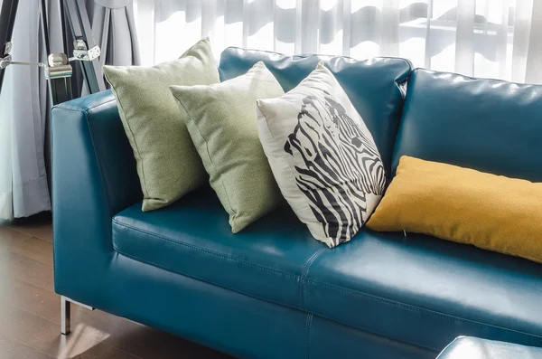 グリーンのソファと枕のモダンなリビング ルーム — ストック写真