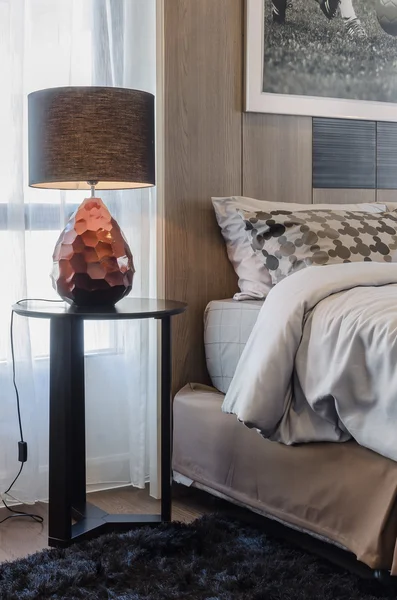 Brun lampa på runda träbord i sovrum — Stockfoto