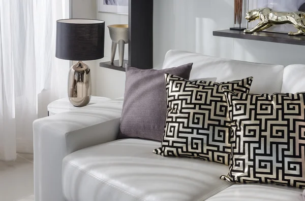 Lyxiga vardagsrum med svart lampa och vit soffa — Stockfoto