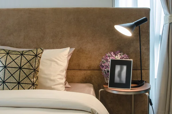 Eenpersoonsbed met lamp op tafel in de slaapkamer — Stockfoto