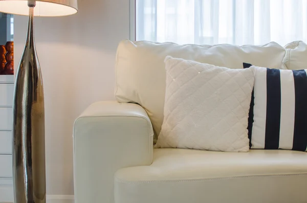 白色的沙发在客厅里的枕头 — 图库照片