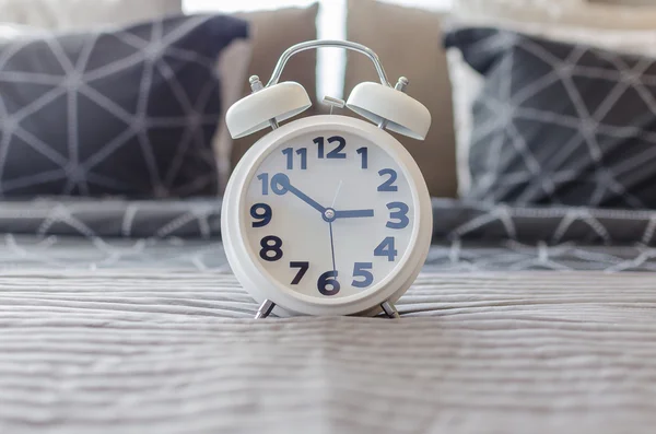 Reloj despertador moderno blanco en el dormitorio — Foto de Stock