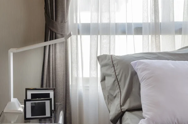 Białe nowoczesne lampy w sypialni — Zdjęcie stockowe