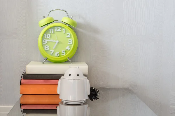 Relógio de alarme verde moderno em livros — Fotografia de Stock