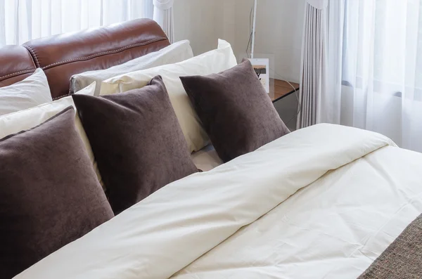 Letto marrone con cuscini marroni in camera da letto — Foto Stock