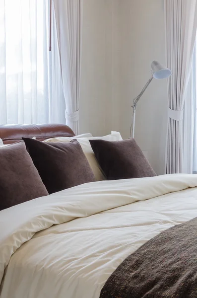 Cama marrón con almohadas marrones en el dormitorio —  Fotos de Stock