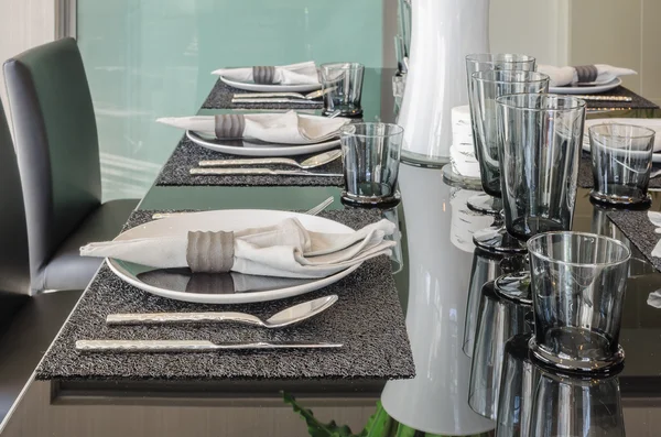 Flor en jarrón en la mesa de comedor moderna en casa — Foto de Stock