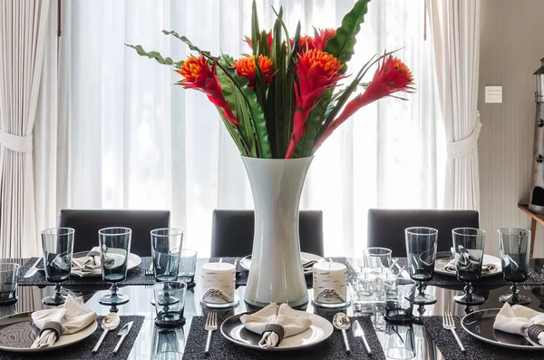 Bloemen in vaas op moderne eettafel — Stockfoto