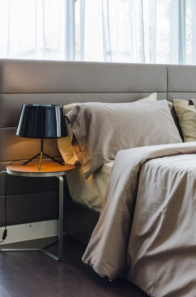 Современная спальня с черной лампой на столе — стоковое фото