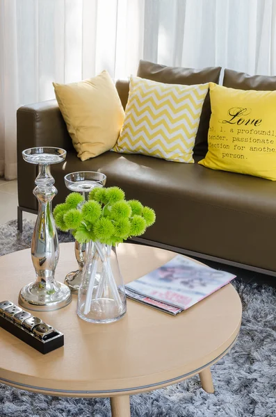 Wooden round table with brown sofa in living room — Stock Photo, Image