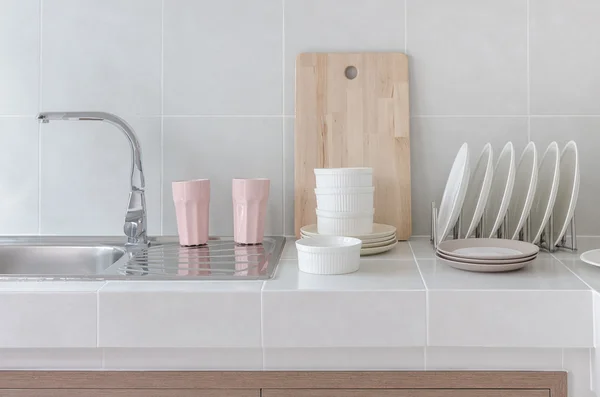 Biały czysty licznik w kuchni z naczynie — Zdjęcie stockowe