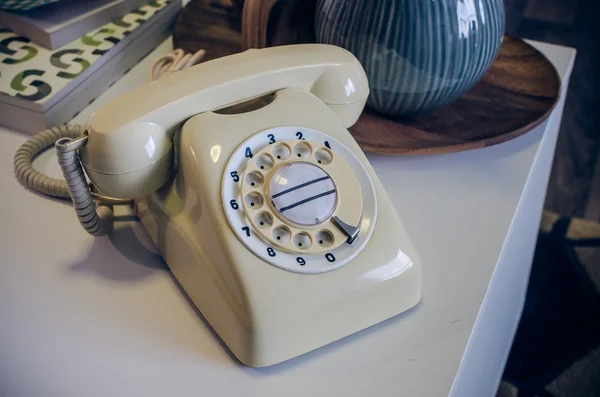 Foto retrò del telefono classico sulla scrivania — Foto Stock