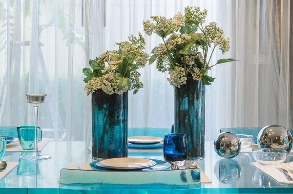 Florero de flores en mesa de comedor de vidrio —  Fotos de Stock