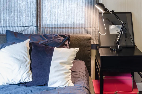 Siyah siyah masa lambası modern yatak odası — Stok fotoğraf