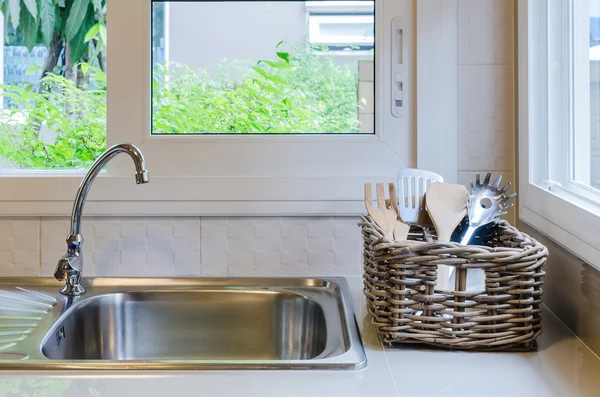 Basket of utensil with sink — Stock Photo, Image